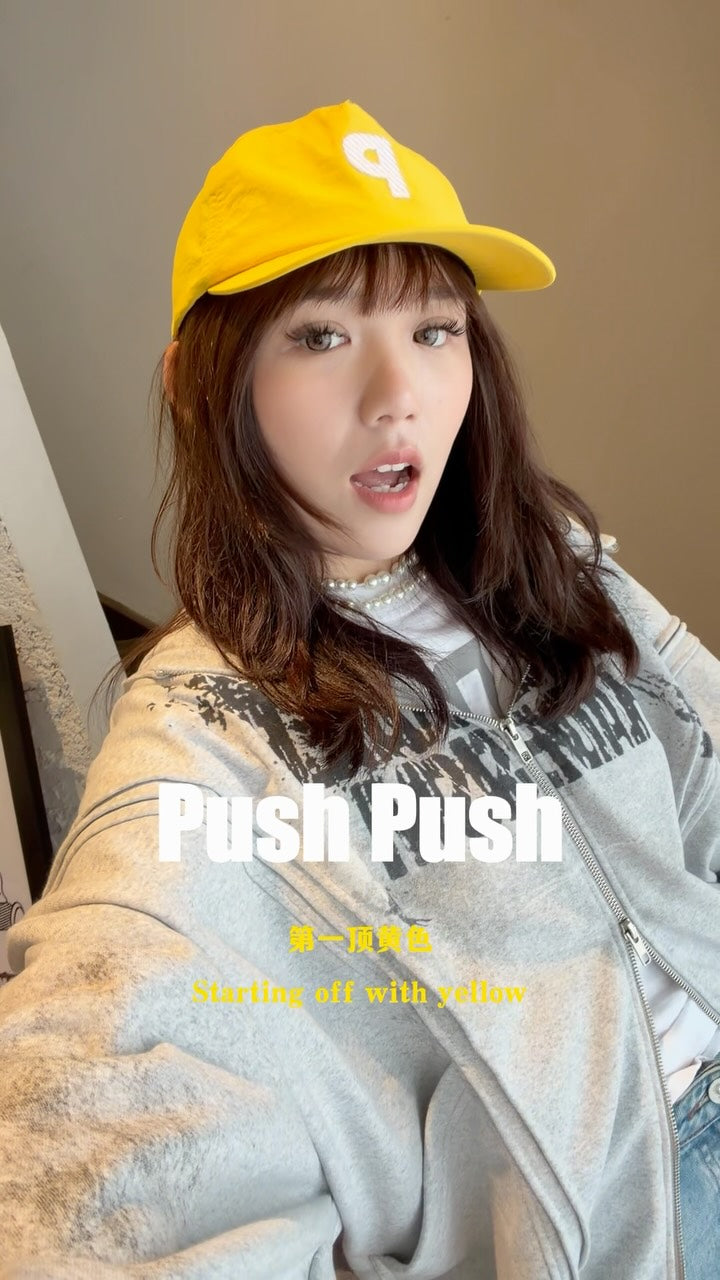 Endless Select Store phối mũ vàng Push Push với áo khoác xám